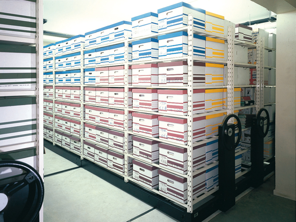 Stockage pour cartons d'archives réalisé avec le rayonnage métallique tubulaire 