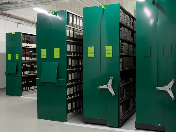 Stockage d'archives dans des rayonnages métalliques mobiles et fixes dans une collectivité