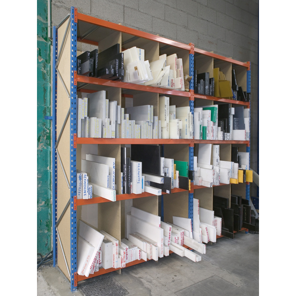 Aménagement de casiers pour un distributeur de matière plastique