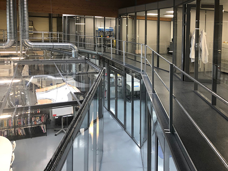 Bureaux et laboratoires sur les 2 niveaux de la mezzanine industrielle