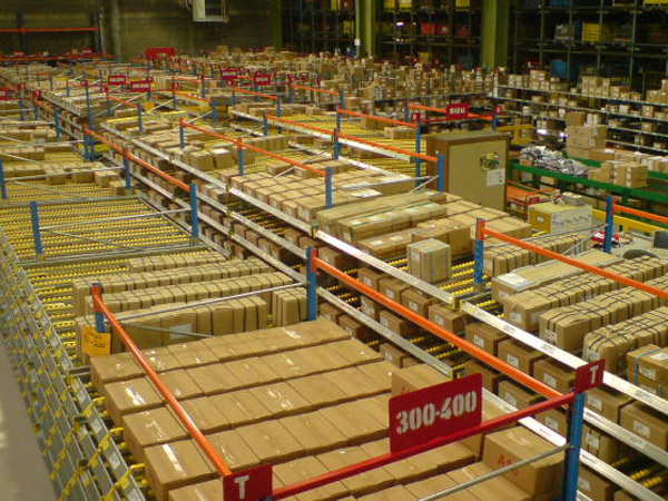 Stockage gravitaire pour cartons dans un entrepôt