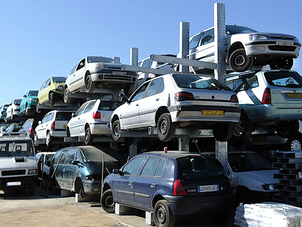 Voitures stockées dans un cantilever