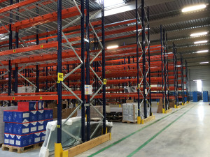 Plateforme aménagée avec des palettiers pour les stockage de conteneurs