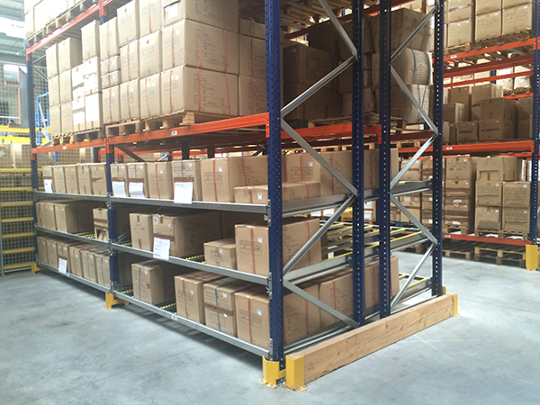 rayonnage gravitaire pour cartons sur rack à palettes dans l'entrepôt Charlott' Lingerie