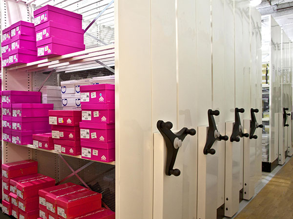 Rayonnage mobile dans une réserve pour le stockage de chaussures