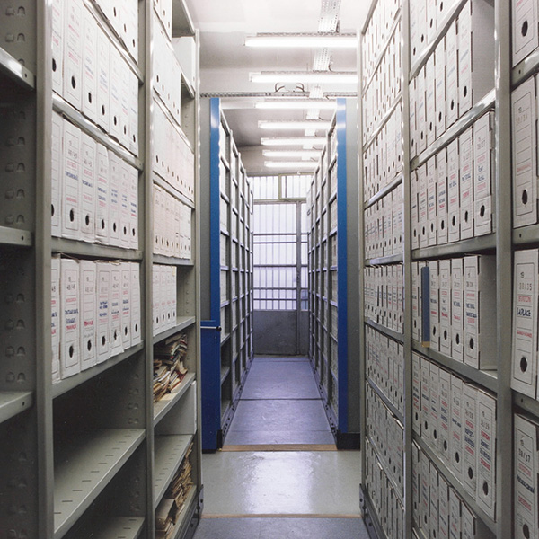 stockage de boîtes archives dans le rayonnage métallique Profiltol