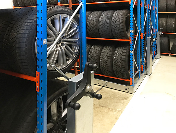 stockage de pneus sur du rayonnage mi-lourd Profilcase installé sur des bases mobiles