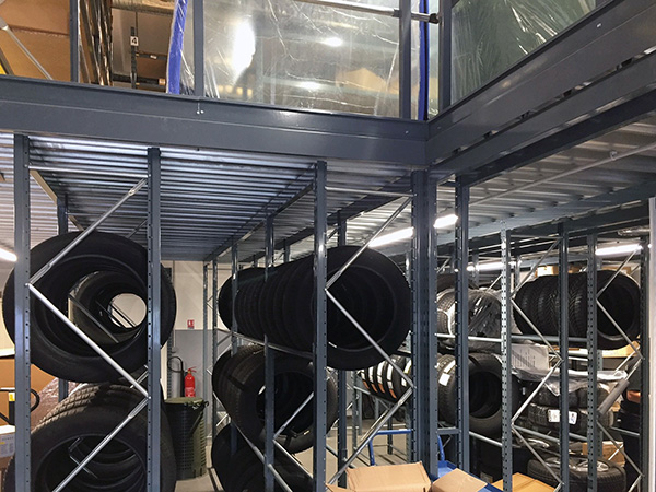 Stockage des pneus sous la mezzanine dans les rayonnages métalliques