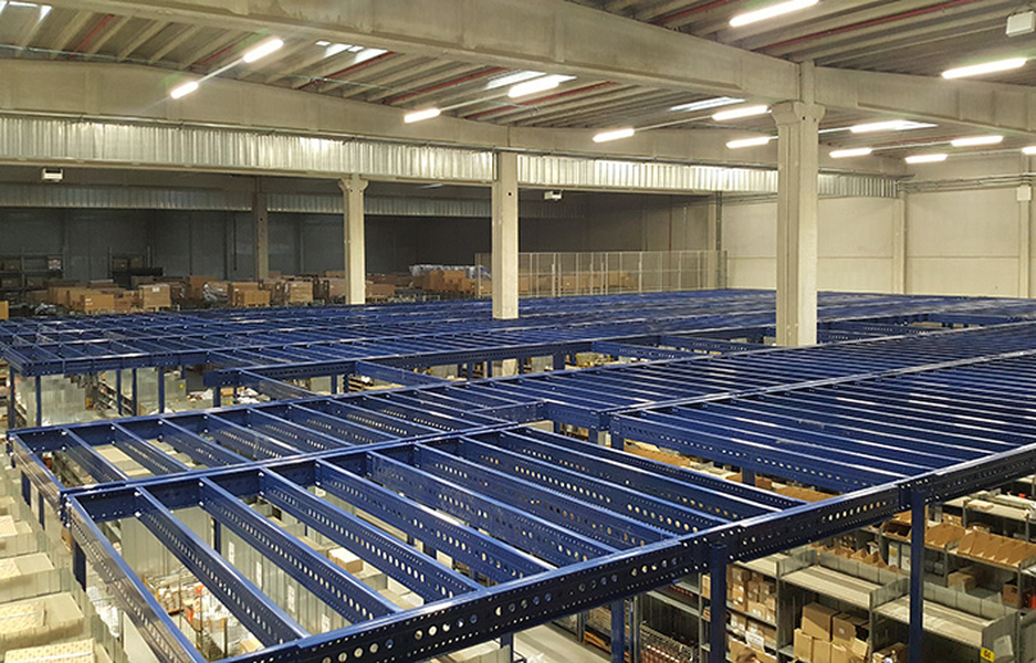 Montage d'une mezzanine de 1200 m2