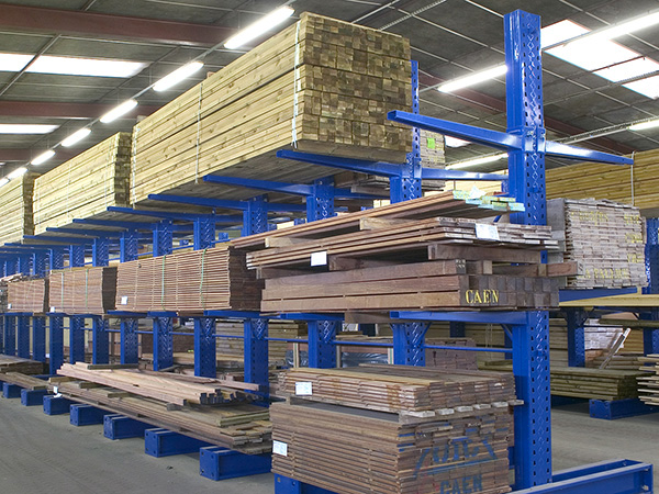 Bois stocké dans un cantilever double face