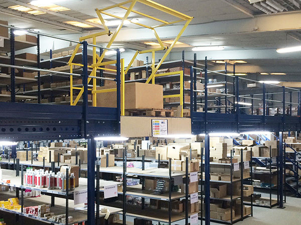 mezzanine-industrielle-stockage-produits-beaute-rayonnage-longerons