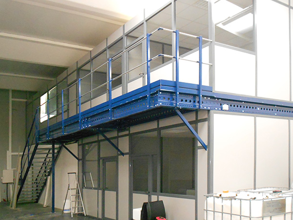 mezzanine avec porte-à-faux