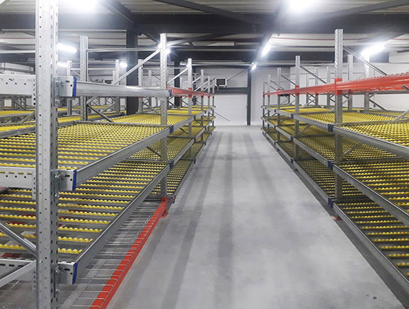 Stockage équipement secours dans rayonnage dynamique